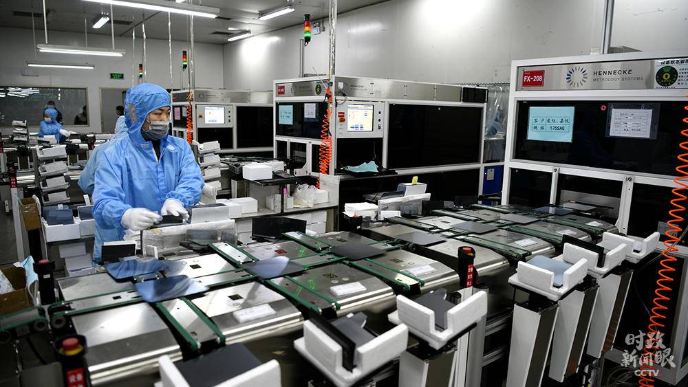 1月,江苏东海高新区半导体材料生产企业,工人在生产线上进.